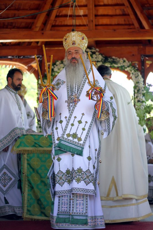 Trei ierarhi au sfințit biserica Mănăstirii Slănic 217482