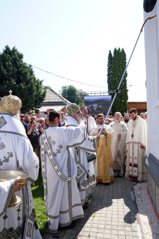 Trei ierarhi au sfințit biserica Mănăstirii Slănic 217485