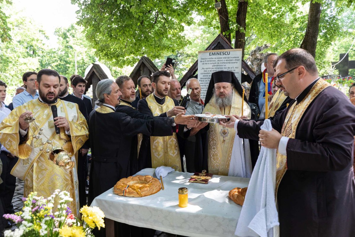 Pomenirea „poetului nepereche” la mormântul său din Bucureşti 217577