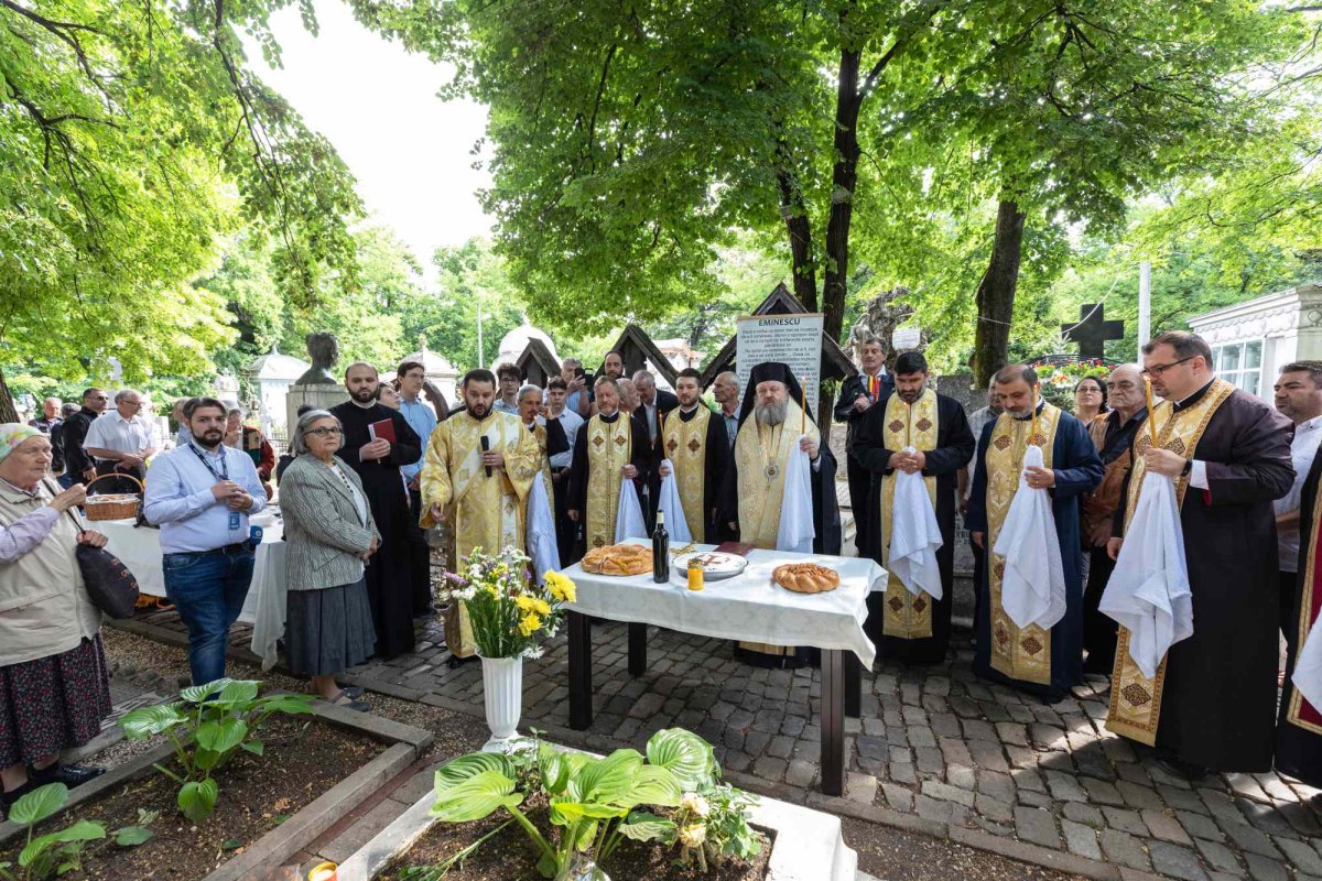 Pomenirea „poetului nepereche” la mormântul său din Bucureşti 217579