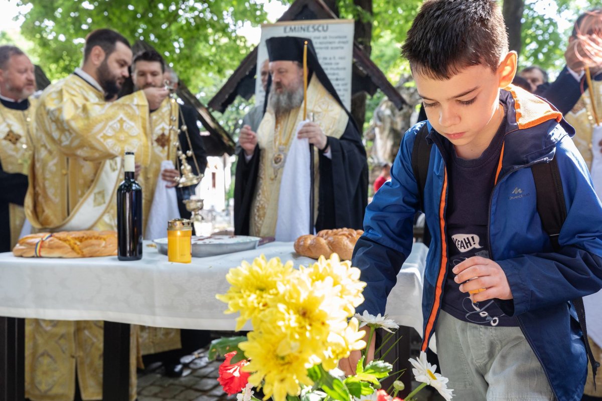 Pomenirea „poetului nepereche” la mormântul său din Bucureşti 217582