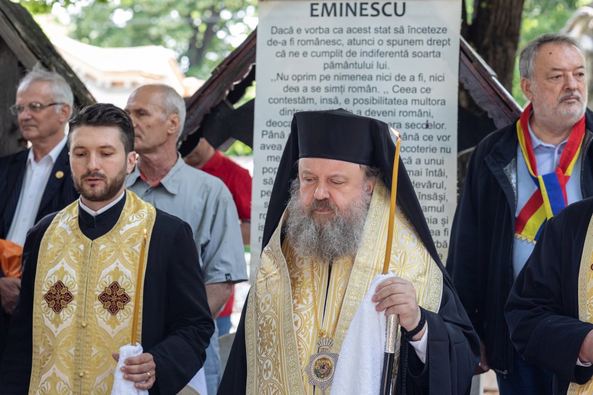 Pomenirea „poetului nepereche” la mormântul său din Bucureşti 217583