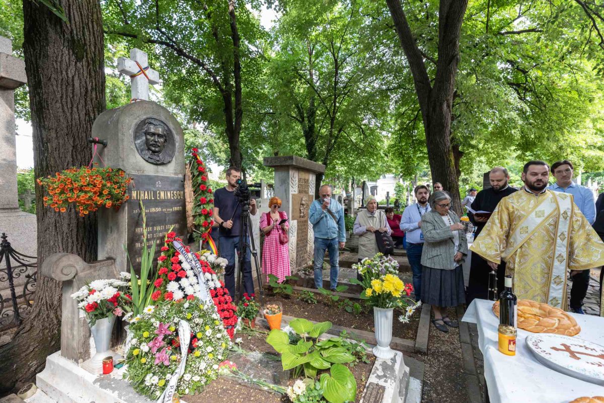 Pomenirea „poetului nepereche” la mormântul său din Bucureşti 217600
