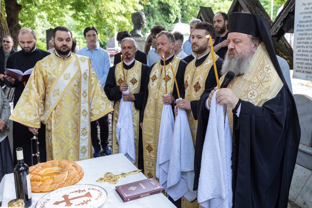 Pomenirea „poetului nepereche” la mormântul său din Bucureşti 217601