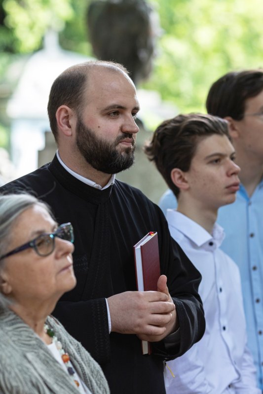 Pomenirea „poetului nepereche” la mormântul său din Bucureşti 217603