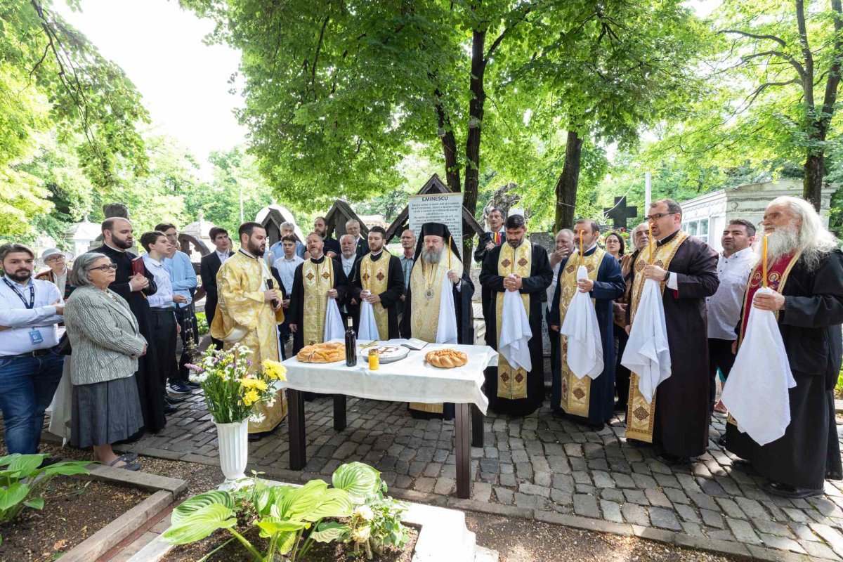 Pomenirea „poetului nepereche” la mormântul său din Bucureşti 217604