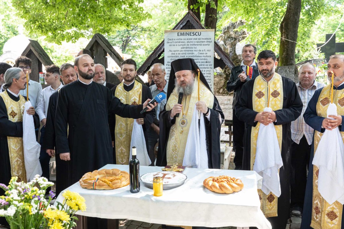 Pomenirea „poetului nepereche” la mormântul său din Bucureşti 217606
