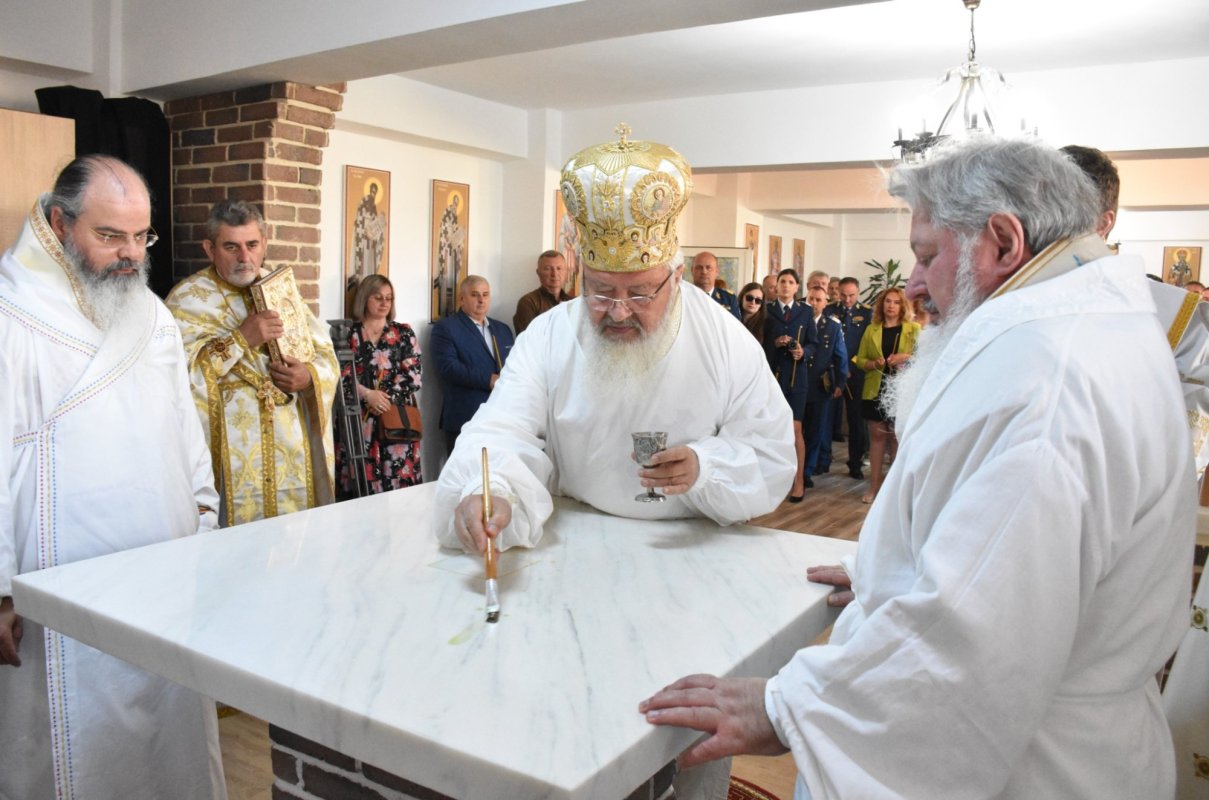 Capela Bazei 71 Aeriană din Câmpia Turzii, resfințită de trei ierarhi 217747