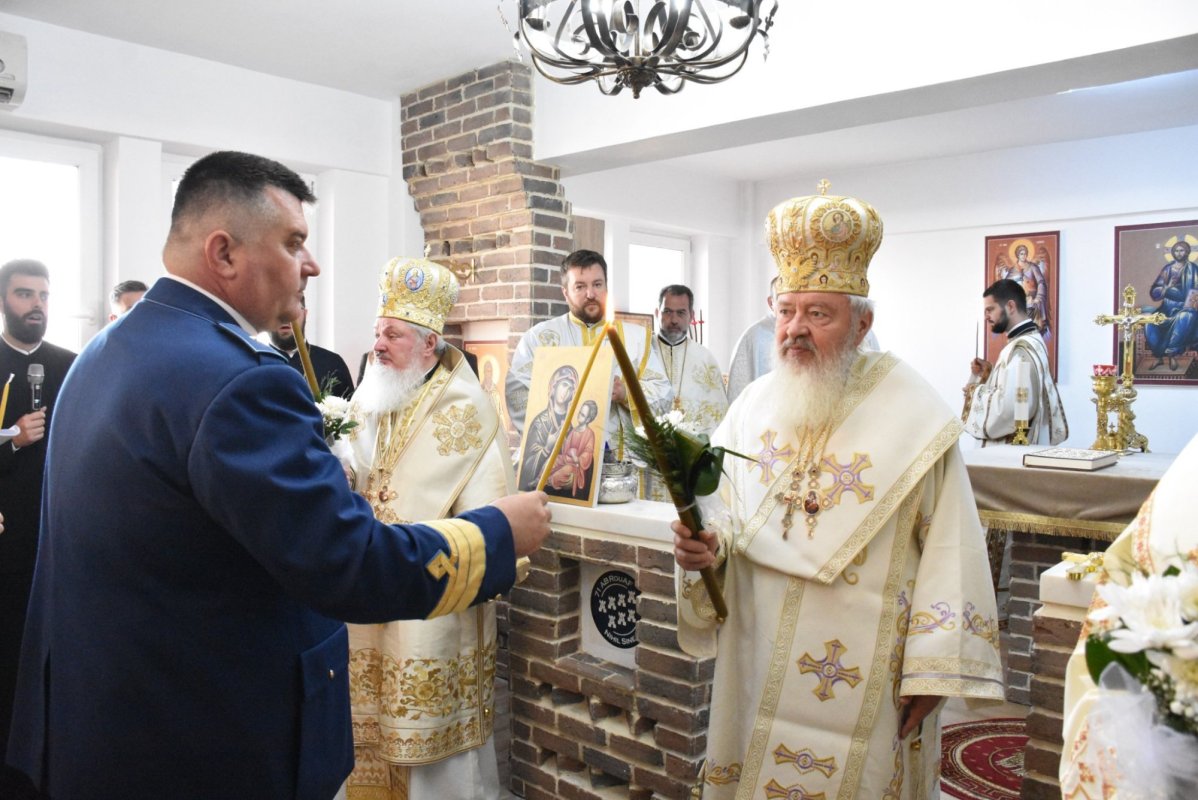 Capela Bazei 71 Aeriană din Câmpia Turzii, resfințită de trei ierarhi 217748