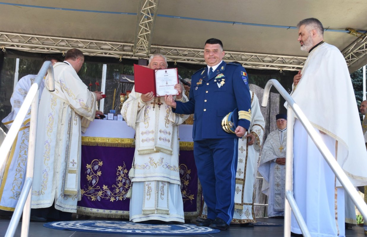 Capela Bazei 71 Aeriană din Câmpia Turzii, resfințită de trei ierarhi 217753