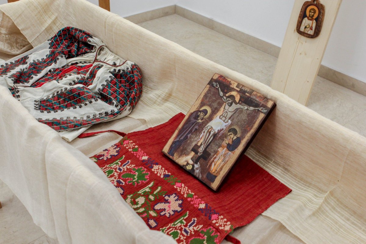 „Mir și borangic” - verigă  între icoană şi portul popular 218003