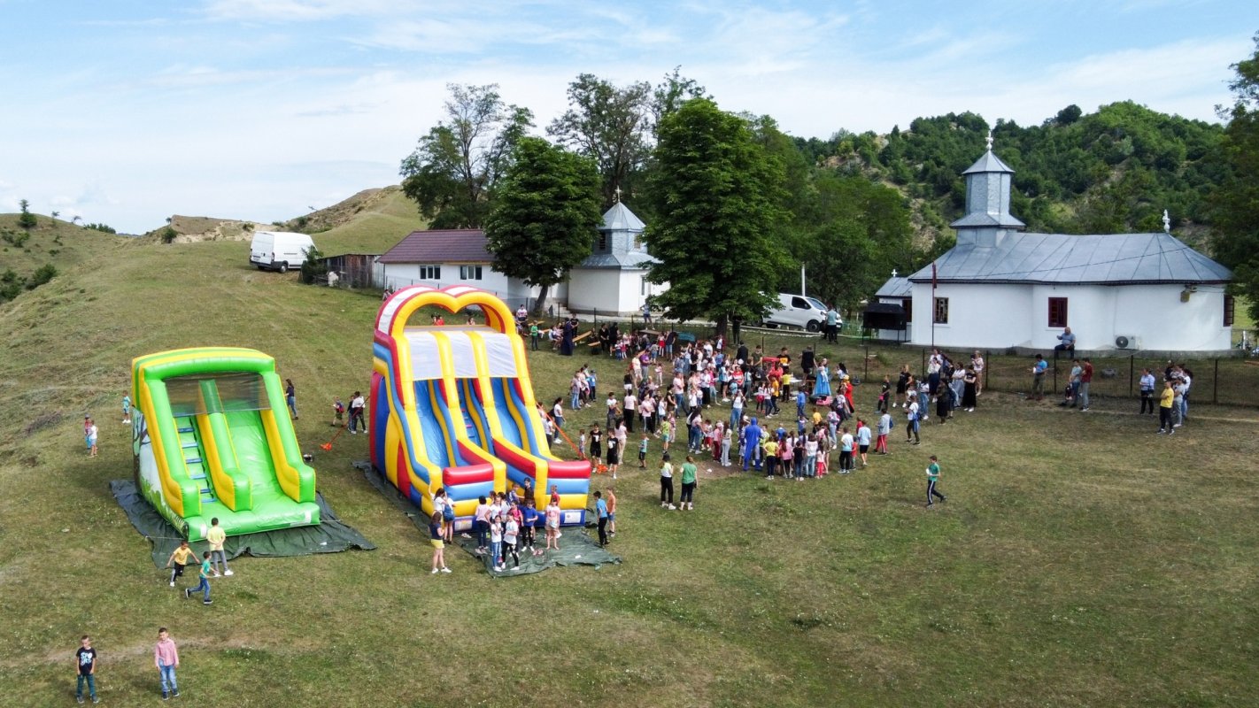 Activități recreative și educative pentru copiii din Poiana Cristei 218126