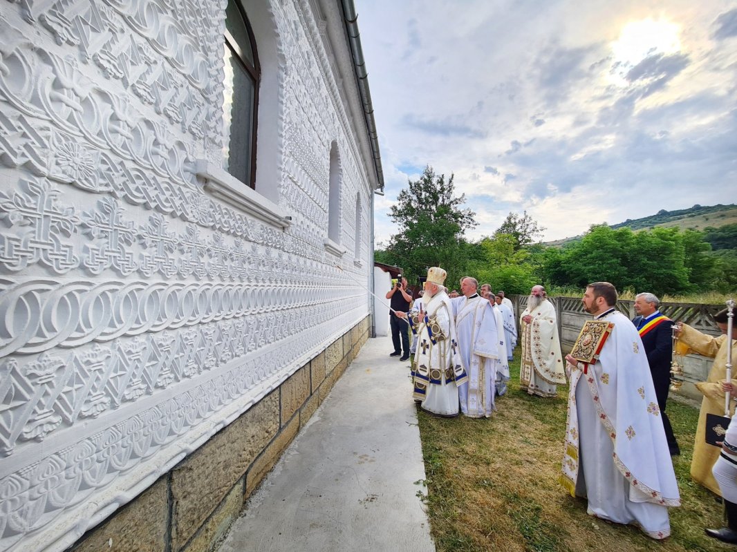 „Sfinţii Trei Ierarhi” din Iaşi, model de inspiraţie pentru biserica parohiei clujene Petrești 218723