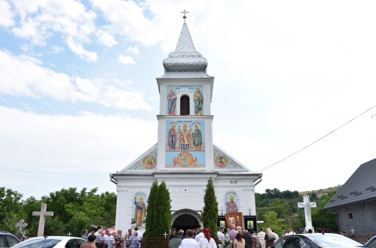 „Sfinţii Trei Ierarhi” din Iaşi, model de inspiraţie pentru biserica parohiei clujene Petrești 218725