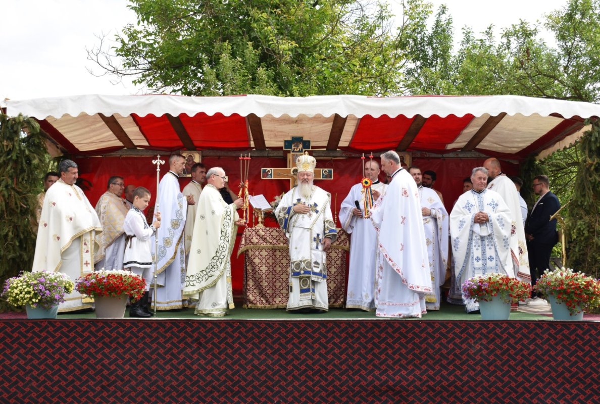 „Sfinţii Trei Ierarhi” din Iaşi, model de inspiraţie pentru biserica parohiei clujene Petrești 218726