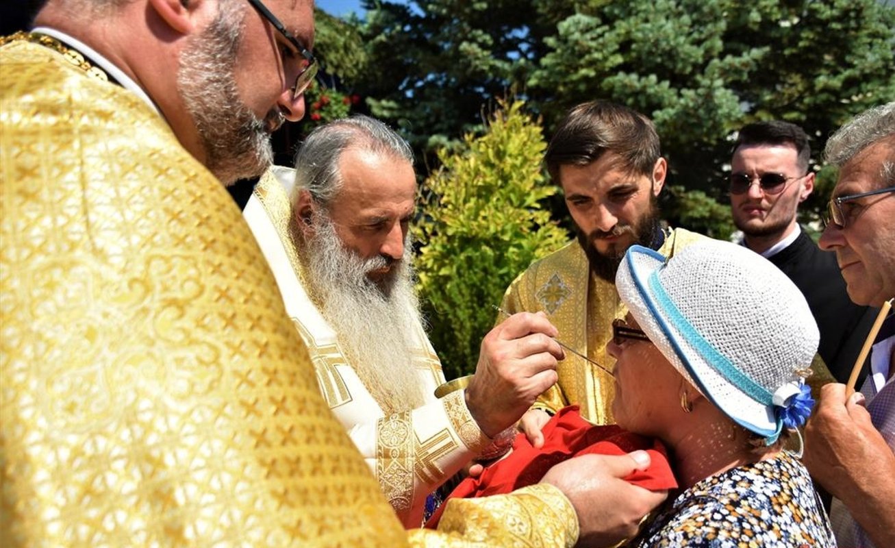 Cinci ierarhi la hramul Catedralei Episcopale din Huși 219085