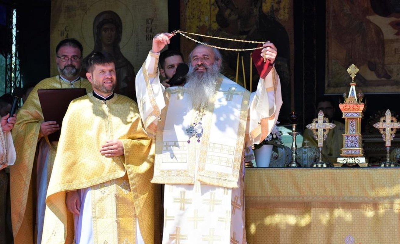 Cinci ierarhi la hramul Catedralei Episcopale din Huși 219086