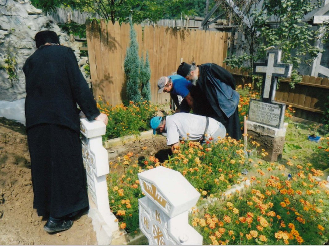 Nevoitori ai rugăciunii isihaste în lavra de la Lainici 218669
