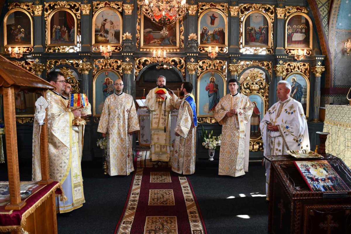 Instalarea noului preot paroh în Parohia Var 219311