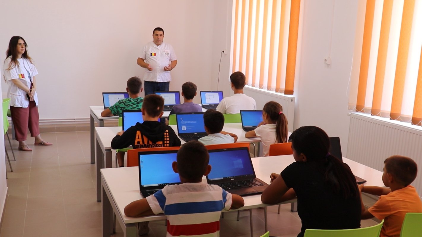 Campania „Ajutor pentru elevi” a ajuns în localitatea Bâra 219465