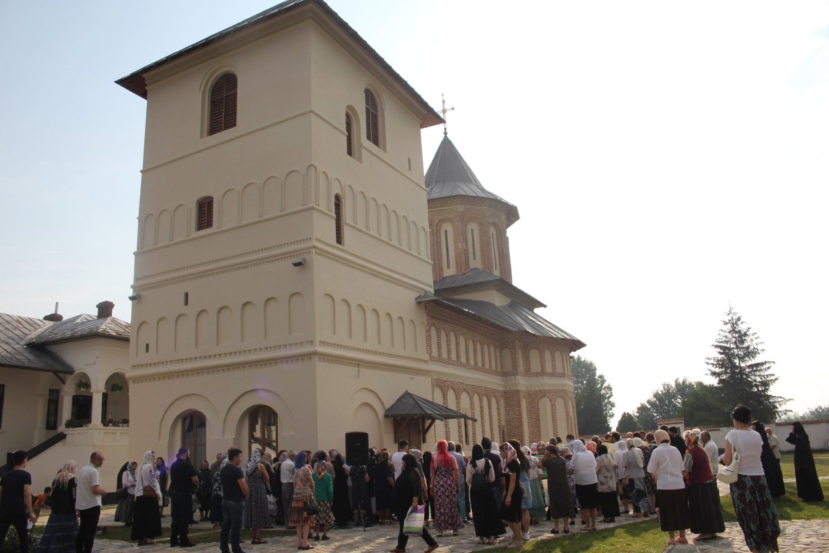 Înnoirea veșmântului sfințeniei pentru o mănăstire istorică din Dolj  219468