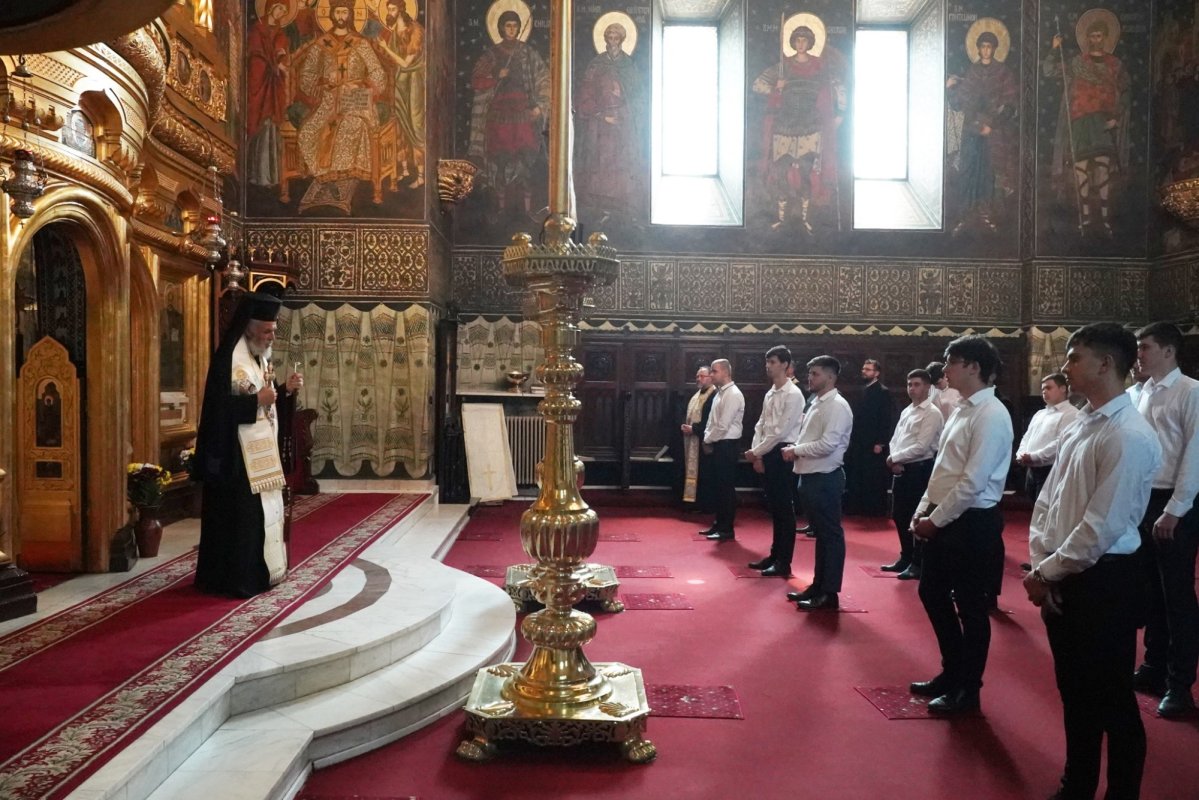 Chiriarhul Dunării de Jos s-a întâlnit cu absolvenţii seminarului din Galaţi 219735