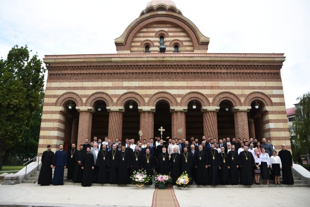 Sărbătoare pentru absolvenții Facultății de Teologie și Științele Educației din Târgoviște 219716
