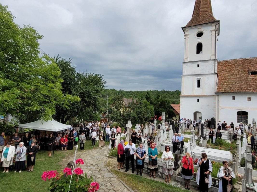 Binecuvântare arhierească la Sibiel, județul Sibiu 220000