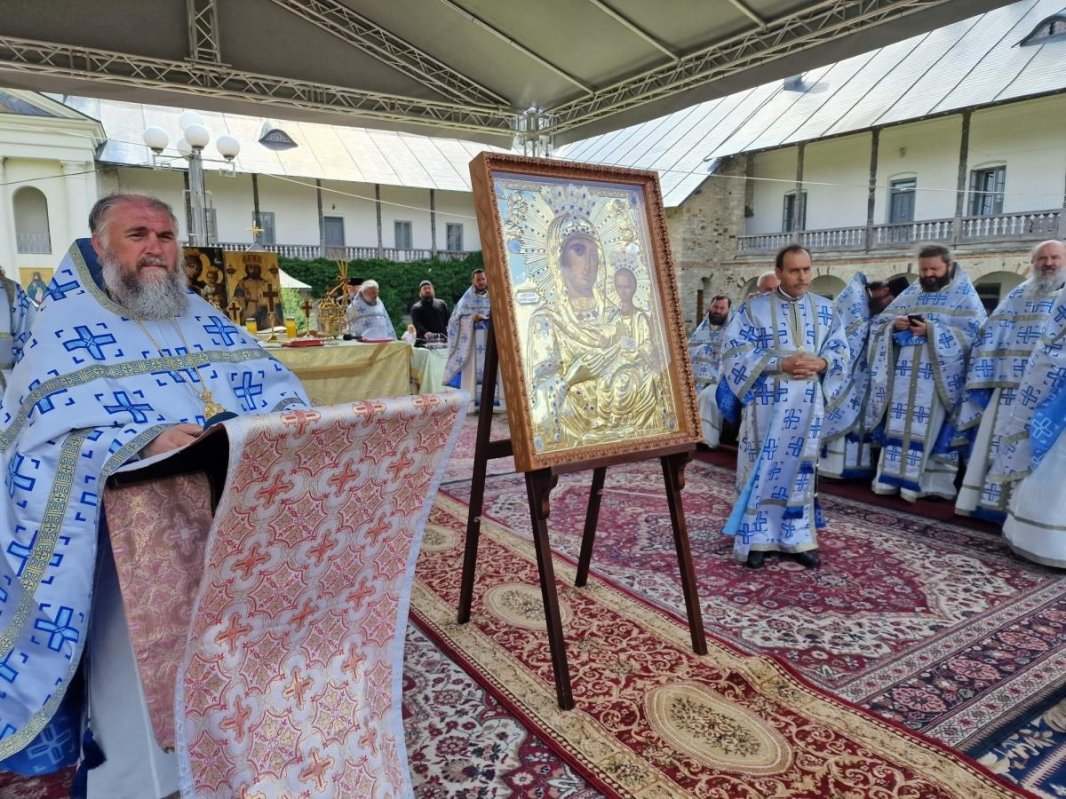 Hramul Sfintei Icoane a Maicii Domnului „Îndrumătoarea” de la Mănăstirea Neamț 219976