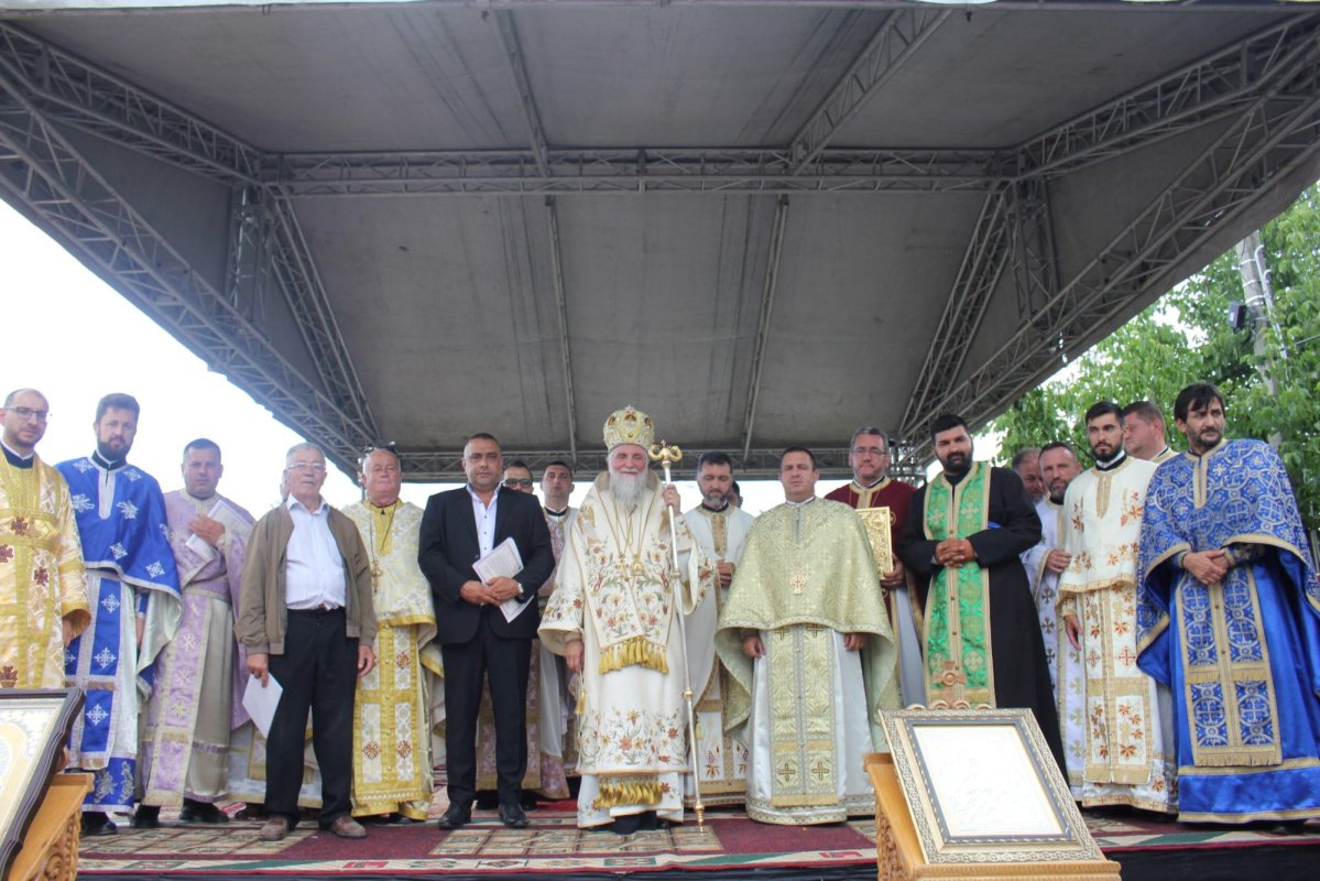 Sfințirea bisericii din cimitirul parohiei gorjene Cornești 220066