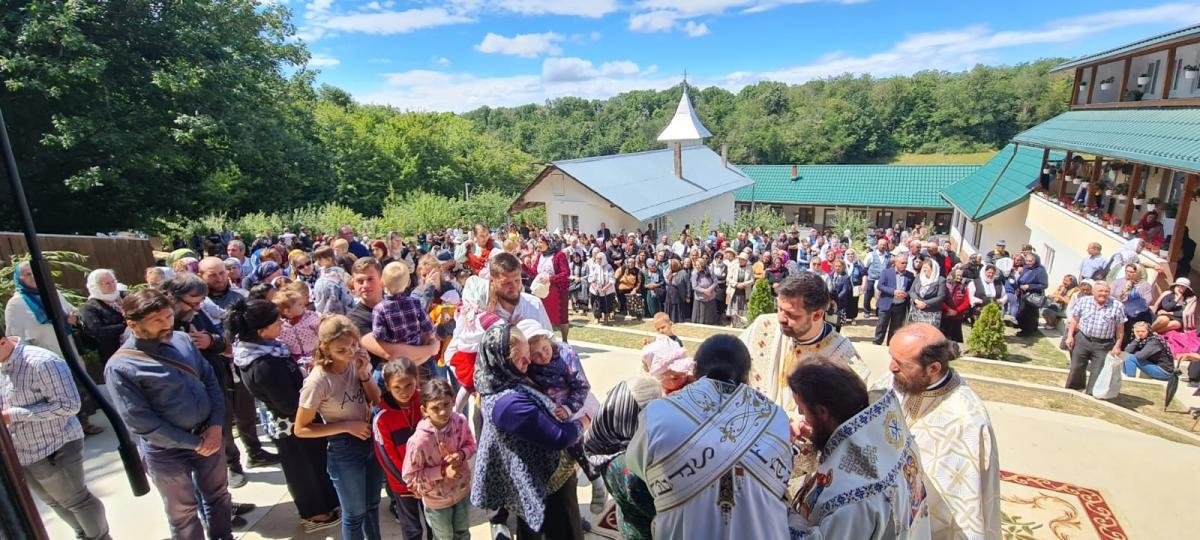 Sfințire în Arhiepiscopia Romanului și Bacăului 220308