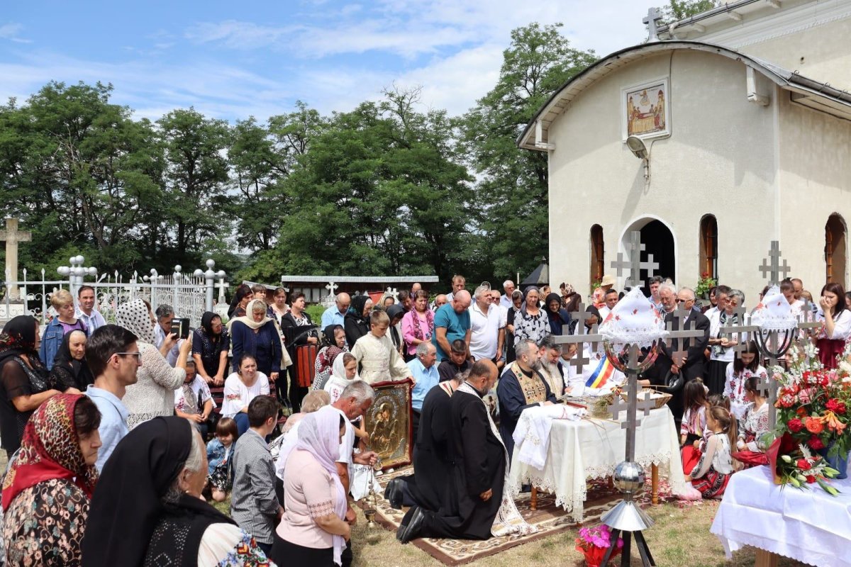 Noi cruci pentru biserica din parohia băcăuană Orșa 220383