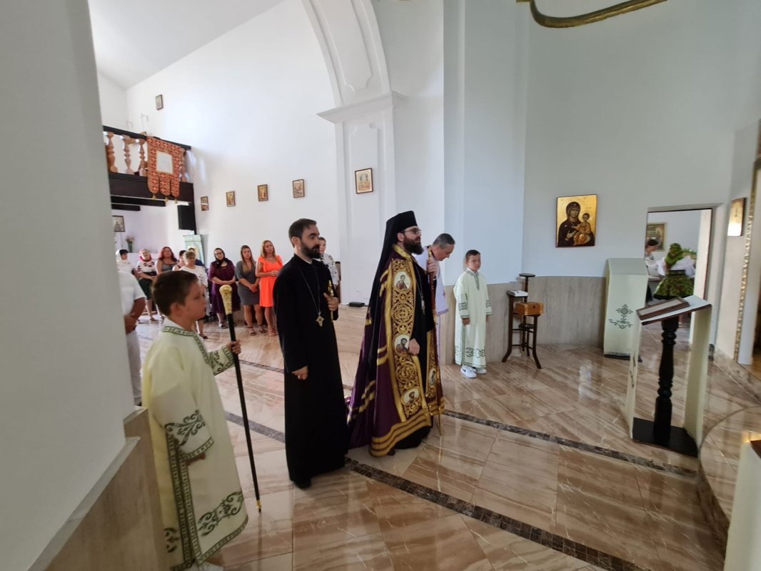 Vizite și slujiri arhierești la comunități românești din Portugalia  220419