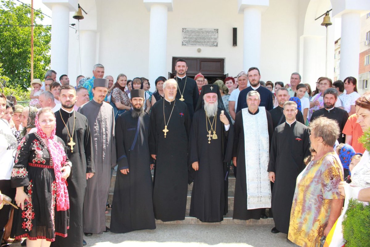 Mitropolitul Olteniei a sfințit o biserică din Filiași 220810