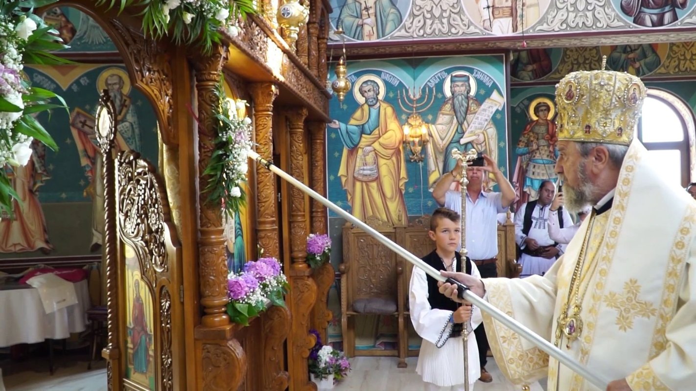 Pictura Bisericii „Sfinţii Arhangheli” din Tălmaciu, judeţul Sibiu, a fost sfinţită 220793