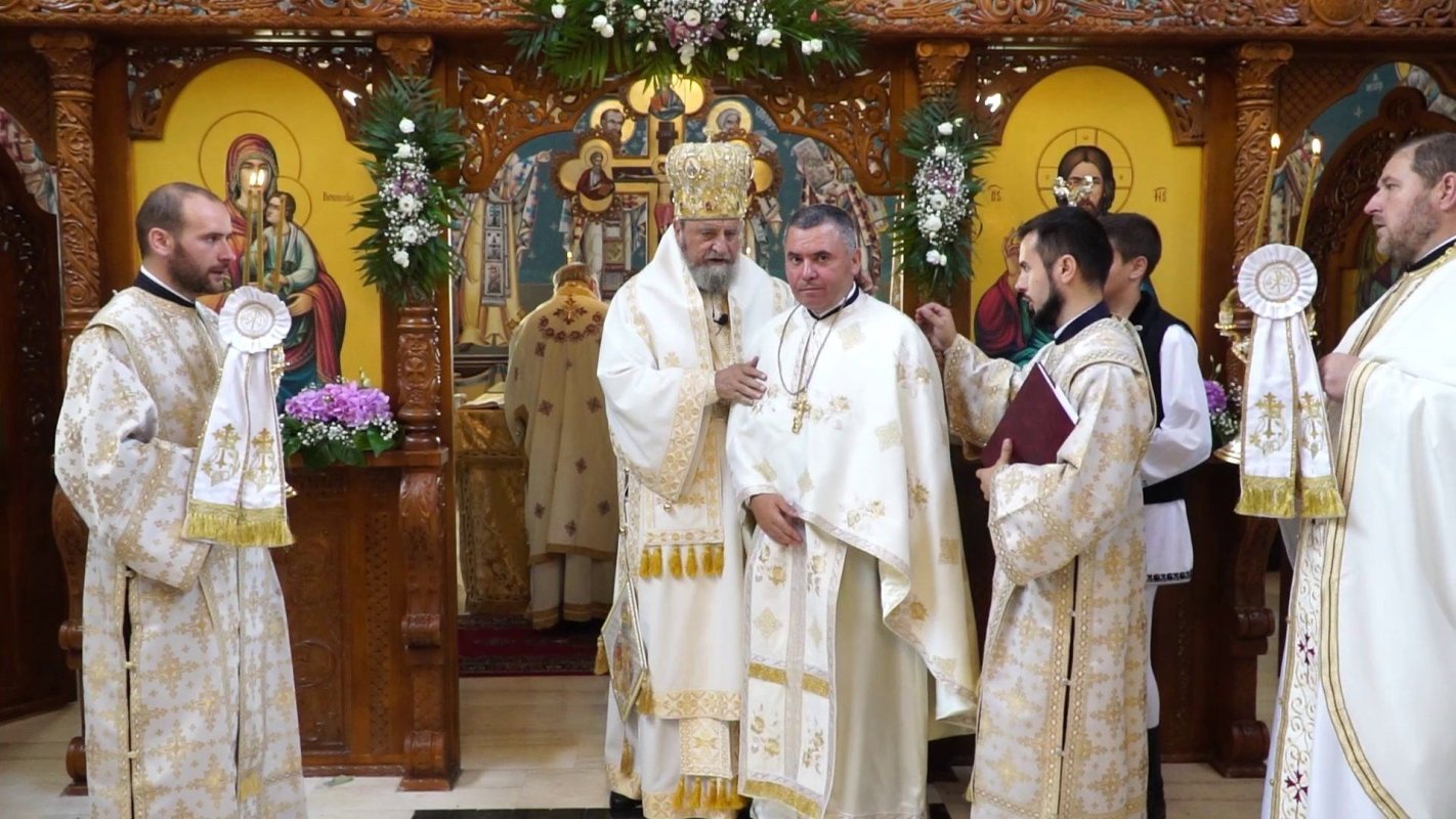 Pictura Bisericii „Sfinţii Arhangheli” din Tălmaciu, judeţul Sibiu, a fost sfinţită 220798