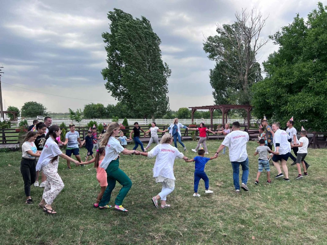 O zi specială pentru beneficiarii campaniei „Ajutor pentru elevi” 220895