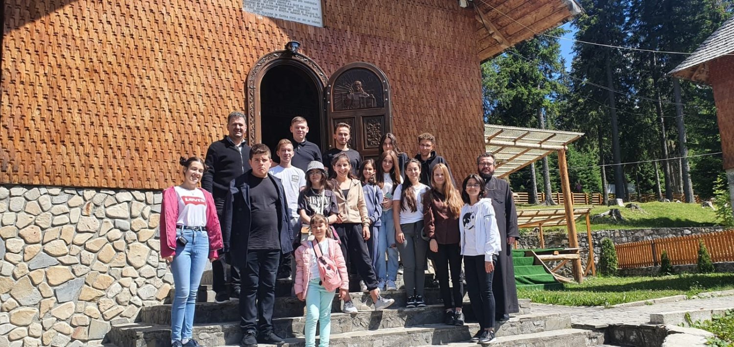 Olimpici dâmbovițeni la Mănăstirea Peștera Ialomiței 220887