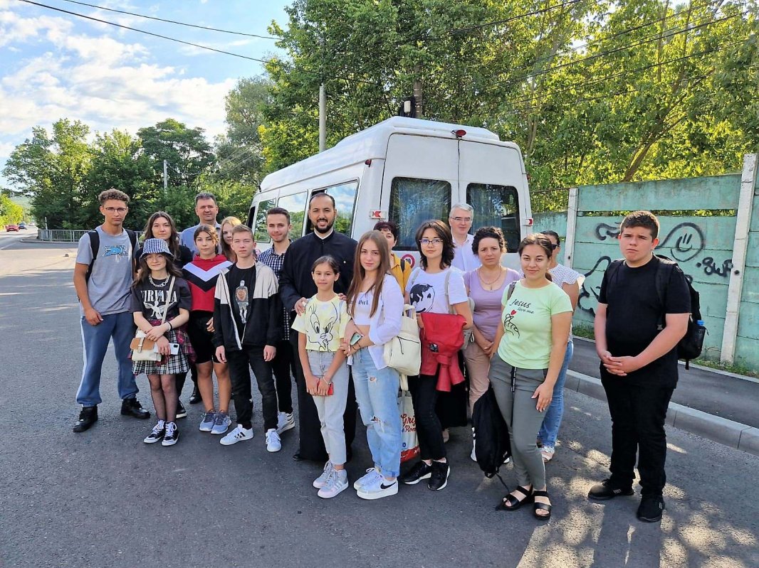 Olimpici dâmbovițeni la Mănăstirea Peștera Ialomiței 220888