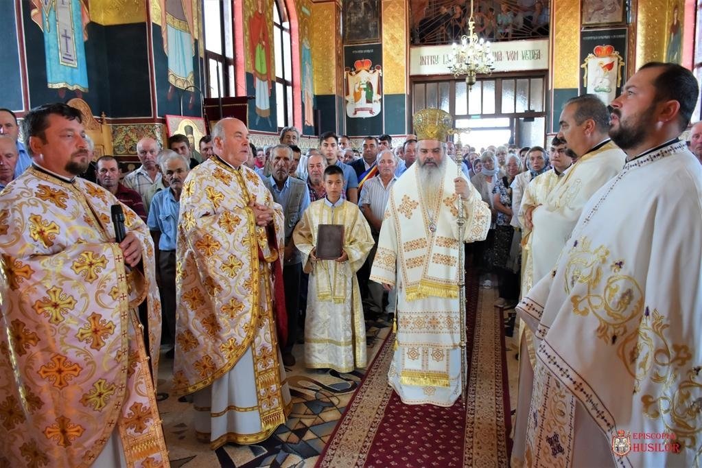 Slujire arhierească în parohia vasluiană Hârsova 220861