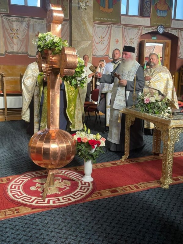Sfințirea crucii turlei bisericii parohiei timișene Jdioara  220983