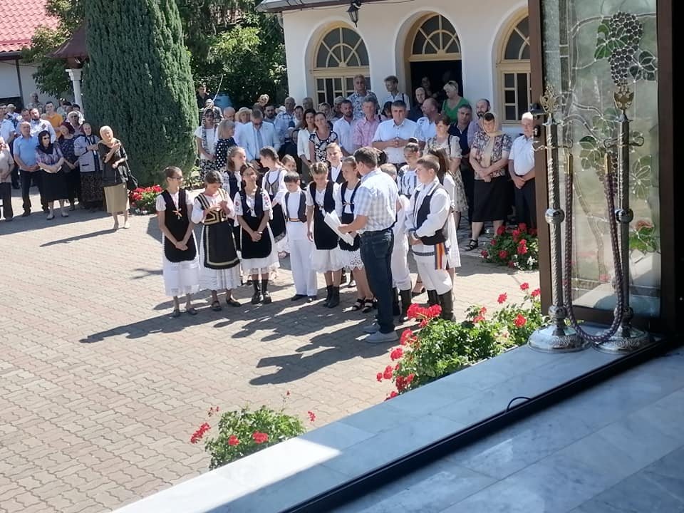 Binecuvântare arhierească pentru credincioși la o mănăstire arădeană 221050