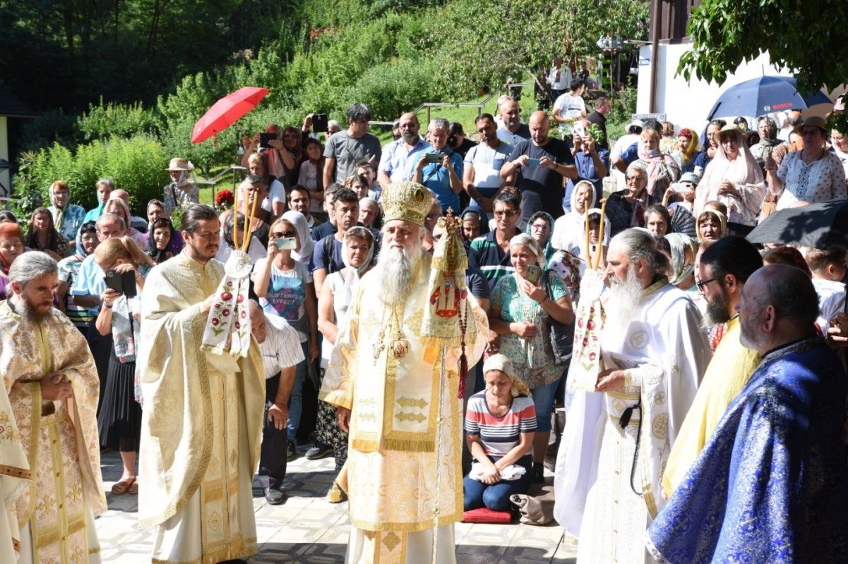 Vizită arhierească la Mănăstirea Pahomie din Vâlcea 221037