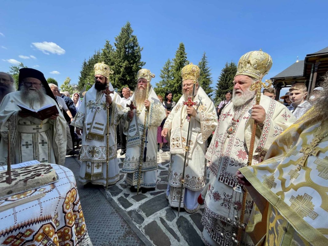 Sobor de ierarhi la hramul Mănăstirii Topliţa, Harghita 221168