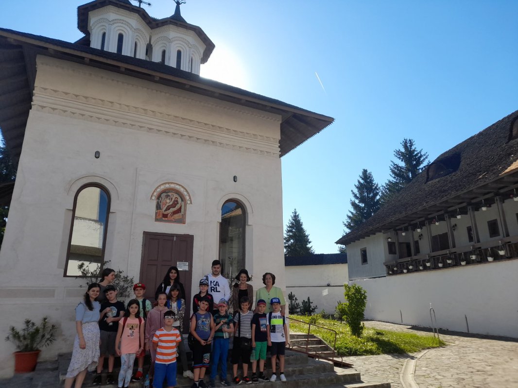 Copii de la Centrul „Sfânta Muceniță Sofia” pe plaiuri prahovene 221566