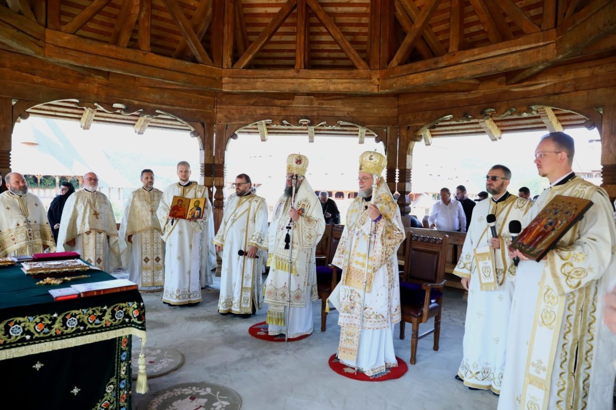 Liturghie arhierească la Mănăstirea Bârsana 221536