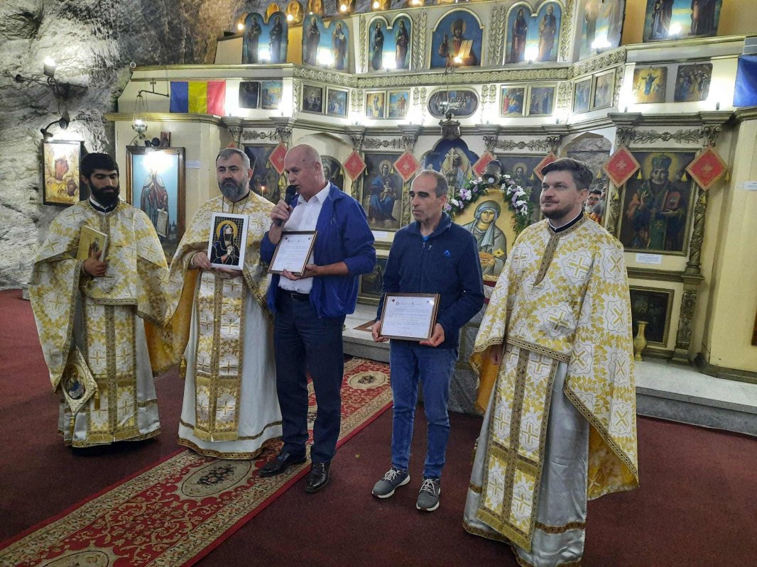 Lumina Liturghiei de hram în biserica din subteranul salinei Târgu Ocna 221570