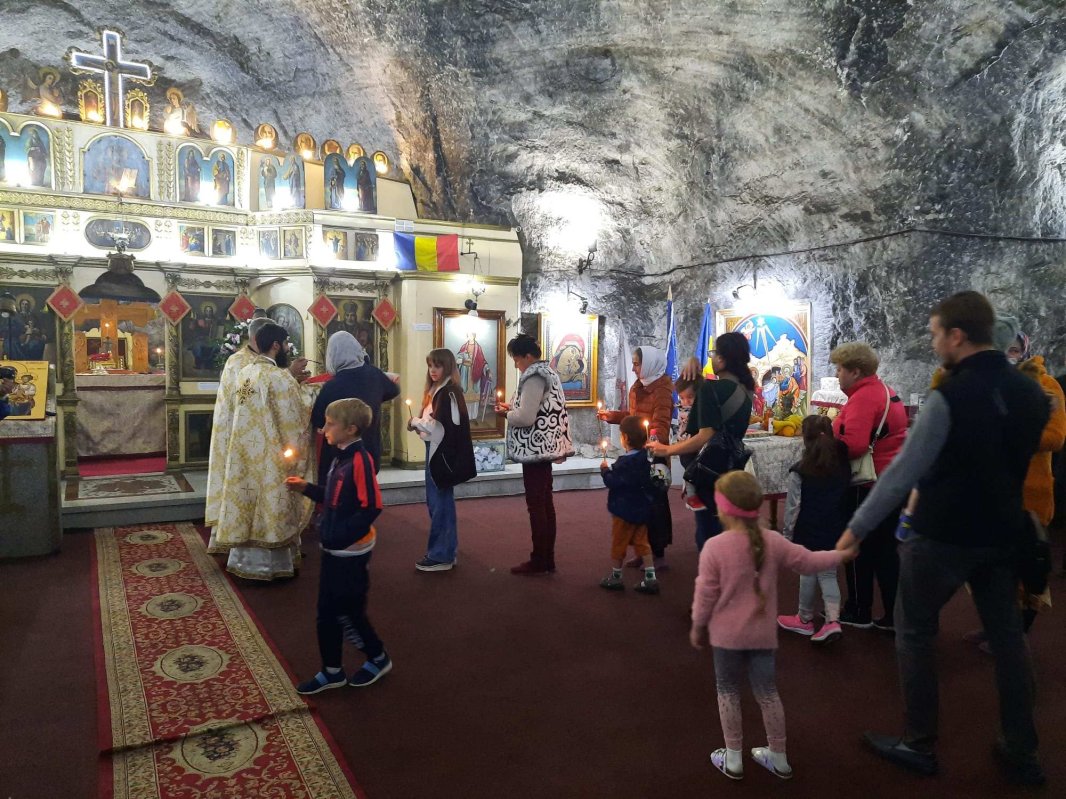Lumina Liturghiei de hram în biserica din subteranul salinei Târgu Ocna 221571
