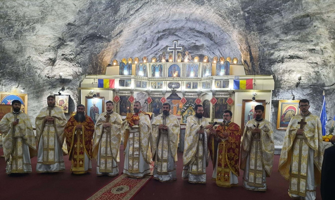 Lumina Liturghiei de hram în biserica din subteranul salinei Târgu Ocna 221572