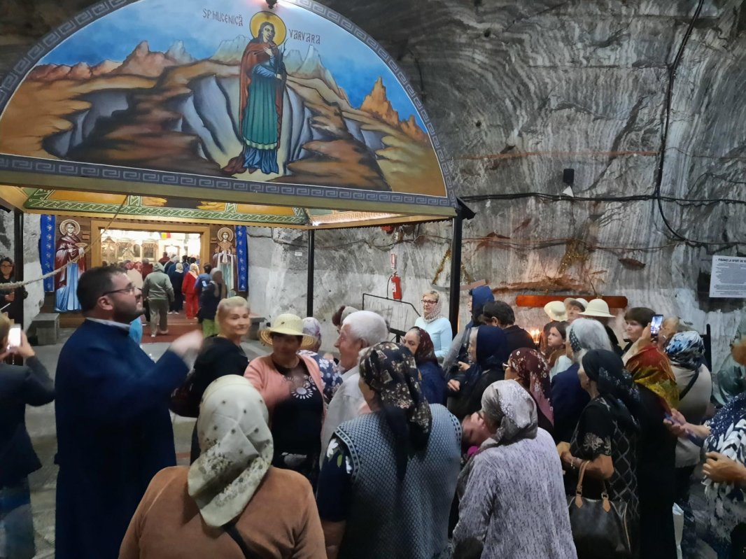 Lumina Liturghiei de hram în biserica din subteranul salinei Târgu Ocna 221573